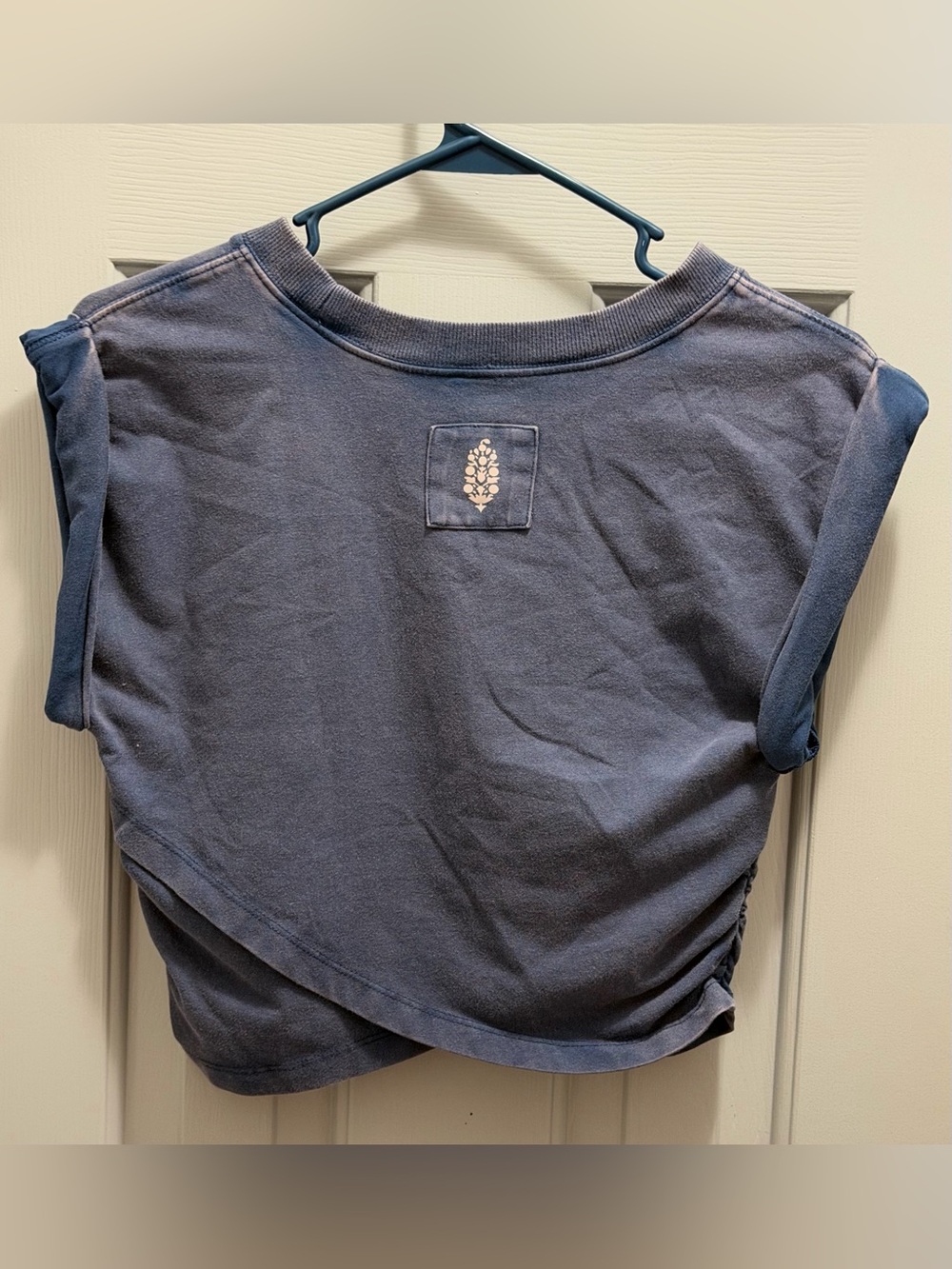 NEW FP Movement Hot Shot Crossover Cropped Tee Navy Blue Women’s Size Medium - Picture 2 of 11